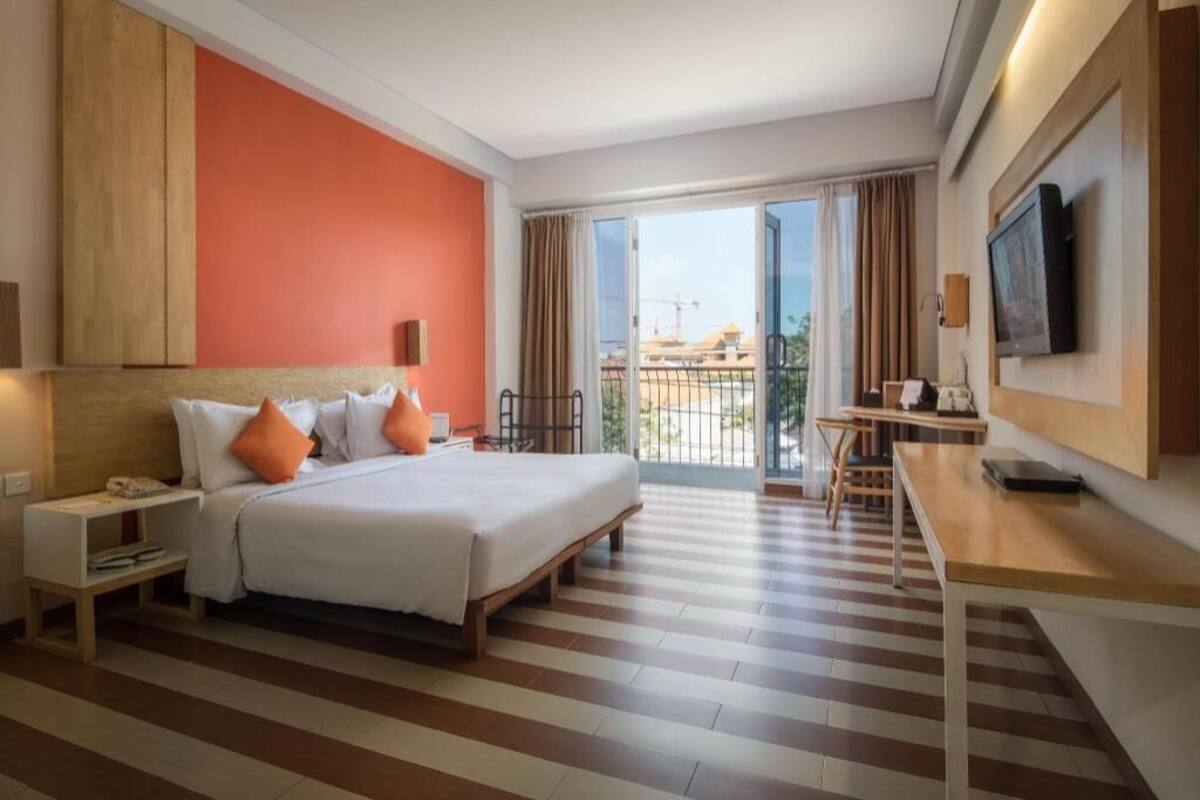 Cubrecamas, caja de seguridad en la habitación y escritorio