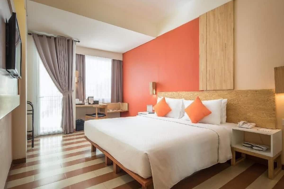 Untuvapeitot, tallelokero huoneessa, työpöytä