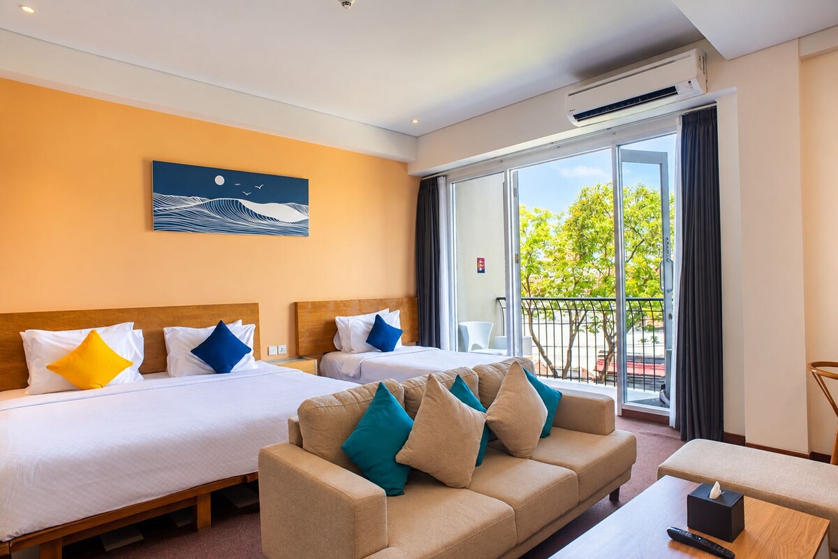 PREMIERE TRIPLE ROOM | Down duvets, in-room safe, desk, laptop workspace