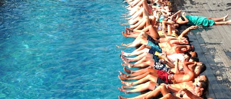 2 piscines extérieures, chaises longues