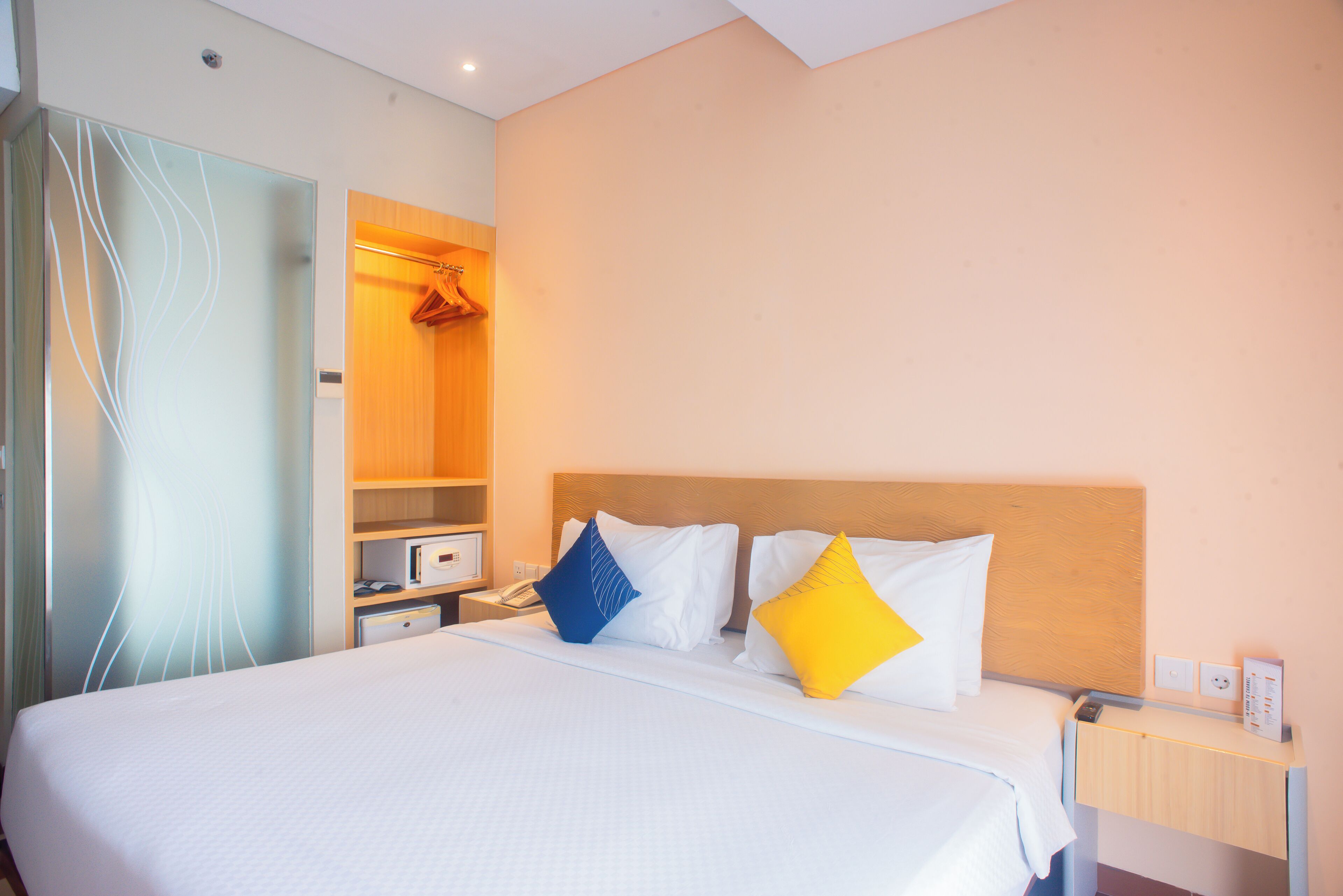 Superior Vibe | Down comforters, in-room safe, desk, laptop workspace