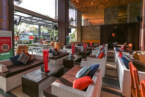 2 bars/lounges, poolside bar - The ONE Legian (Kuta)
