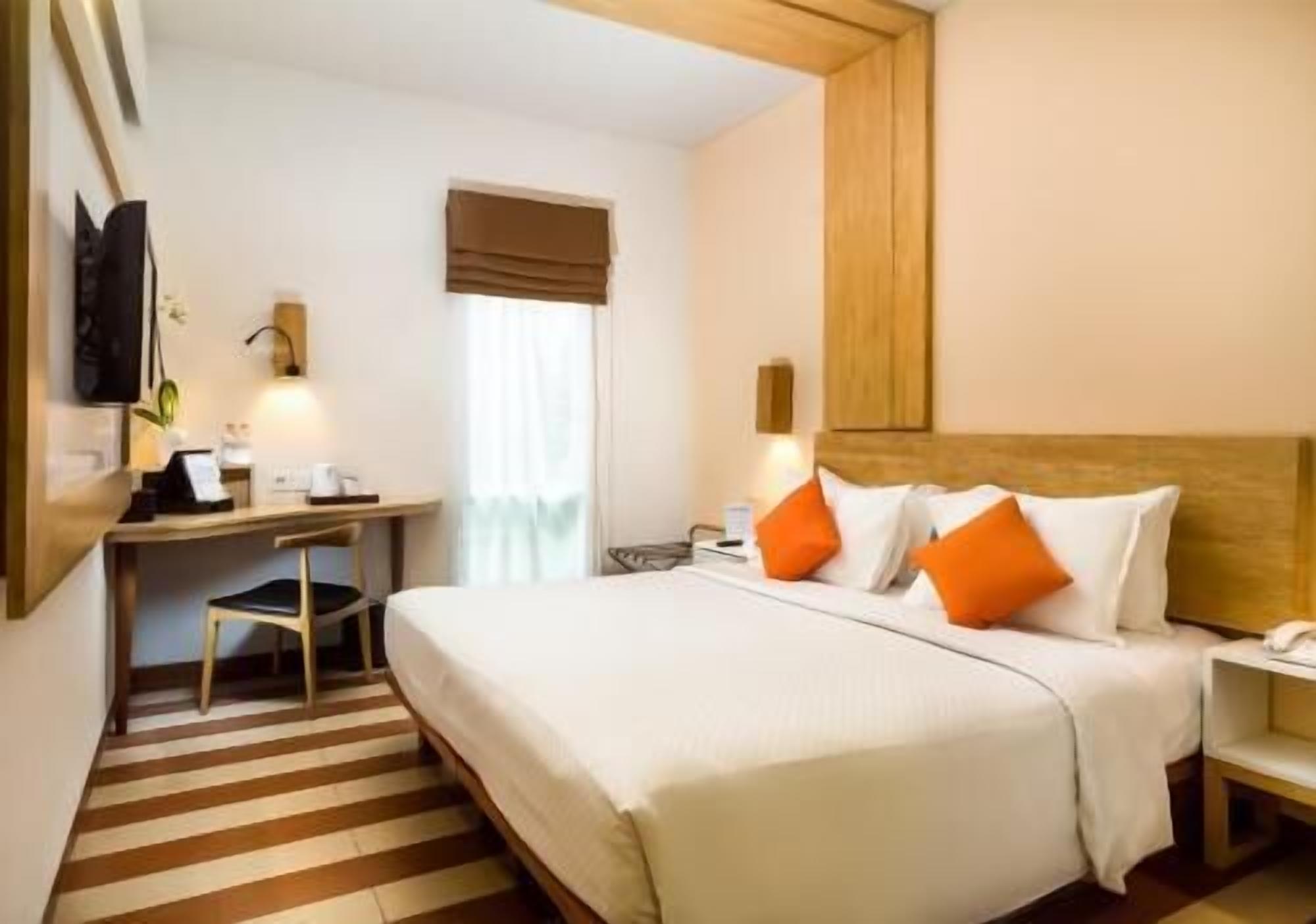 Cubrecamas, caja de seguridad en la habitación y escritorio 