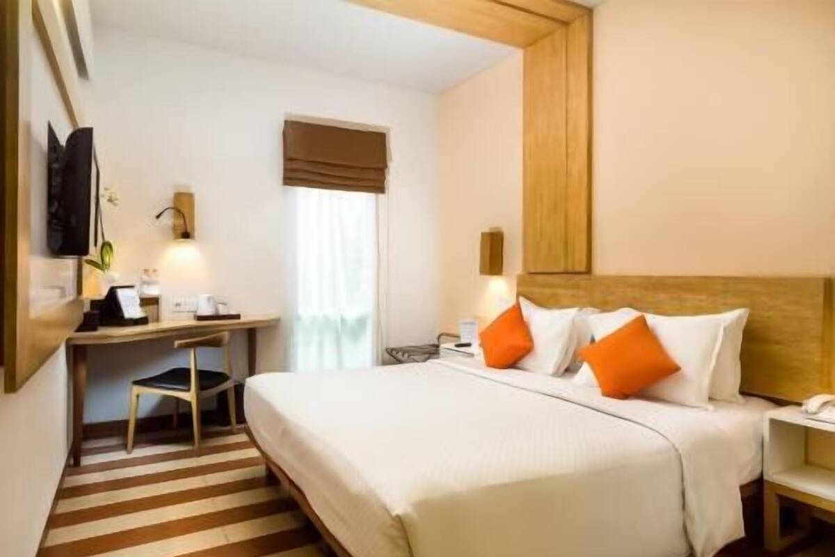 Cubrecamas, caja de seguridad en la habitación y escritorio