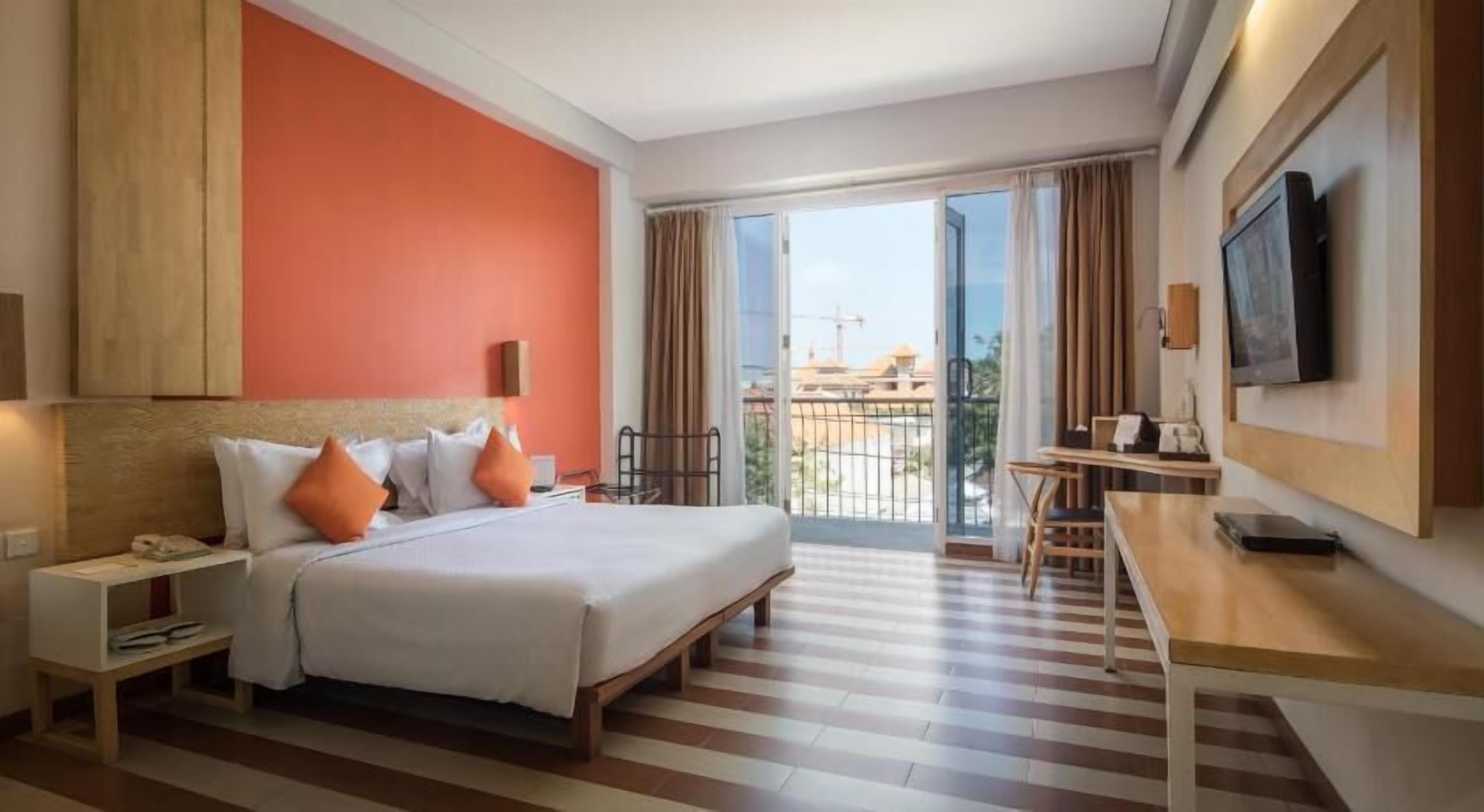 Cubrecamas, caja de seguridad en la habitación y escritorio 