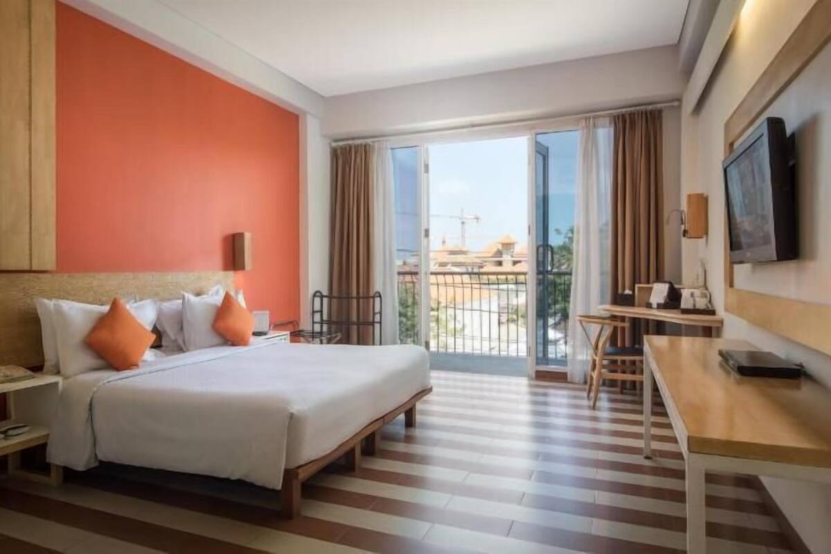 Cubrecamas, caja de seguridad en la habitación y escritorio