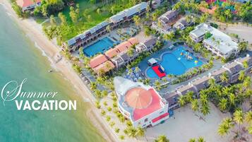 Privat strand, hvit sand, solsenger og parasoller