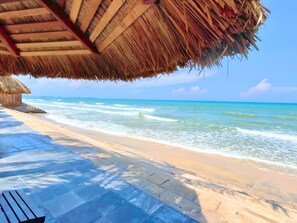 Plage privée, sable blanc, chaises longues, parasols