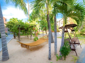 Habitación triple Deluxe, vistas al jardín | Jardín