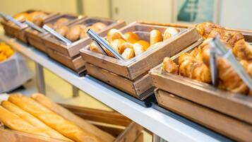 Petit déjeuner complet (13 EUR par personne)