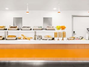 TĂ€gliches groĂes FrĂŒhstĂŒck (13 EUR pro Person)