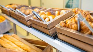Petit déjeuner complet servi tous les jours en supplément