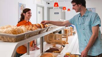 Petit déjeuner complet (13 EUR par personne)