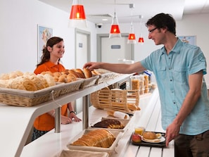 Tägliches großes Frühstück (13 EUR pro Person)