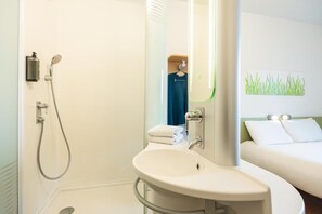 Shower, rainfall showerhead, eco-friendly toiletries, towels - ibis budget Brugge Centrum Station (Bruges)