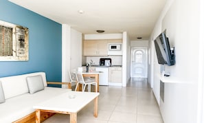 30-inch plasma TV with satellite channels, TV - Aparthotel Playa del Sol - Adults Only (San Bartolomé de Tirajana)