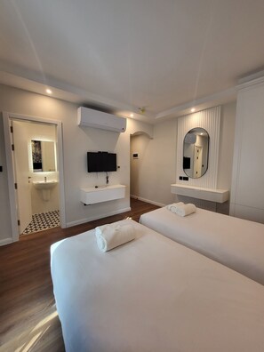 In-room safe, individually furnished, desk, laptop workspace - Carlton Hotel (Sliema)