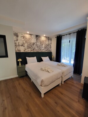 In-room safe, individually furnished, desk, laptop workspace - Carlton Hotel (Sliema)