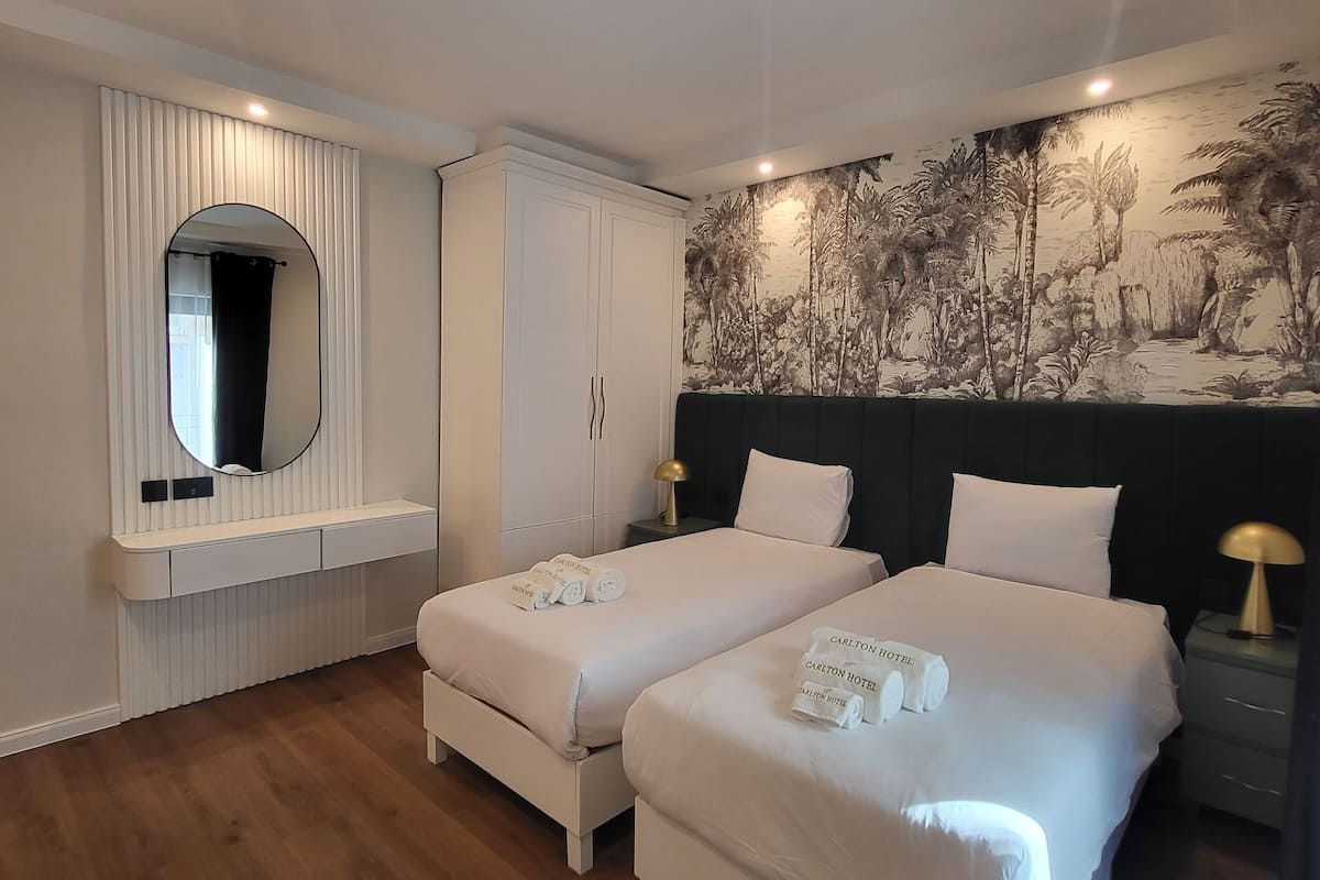 Economy kamer, 1 twee- of 2 eenpersoonsbedden | Een kluis op de kamer, individueel gemeubileerd, een bureau