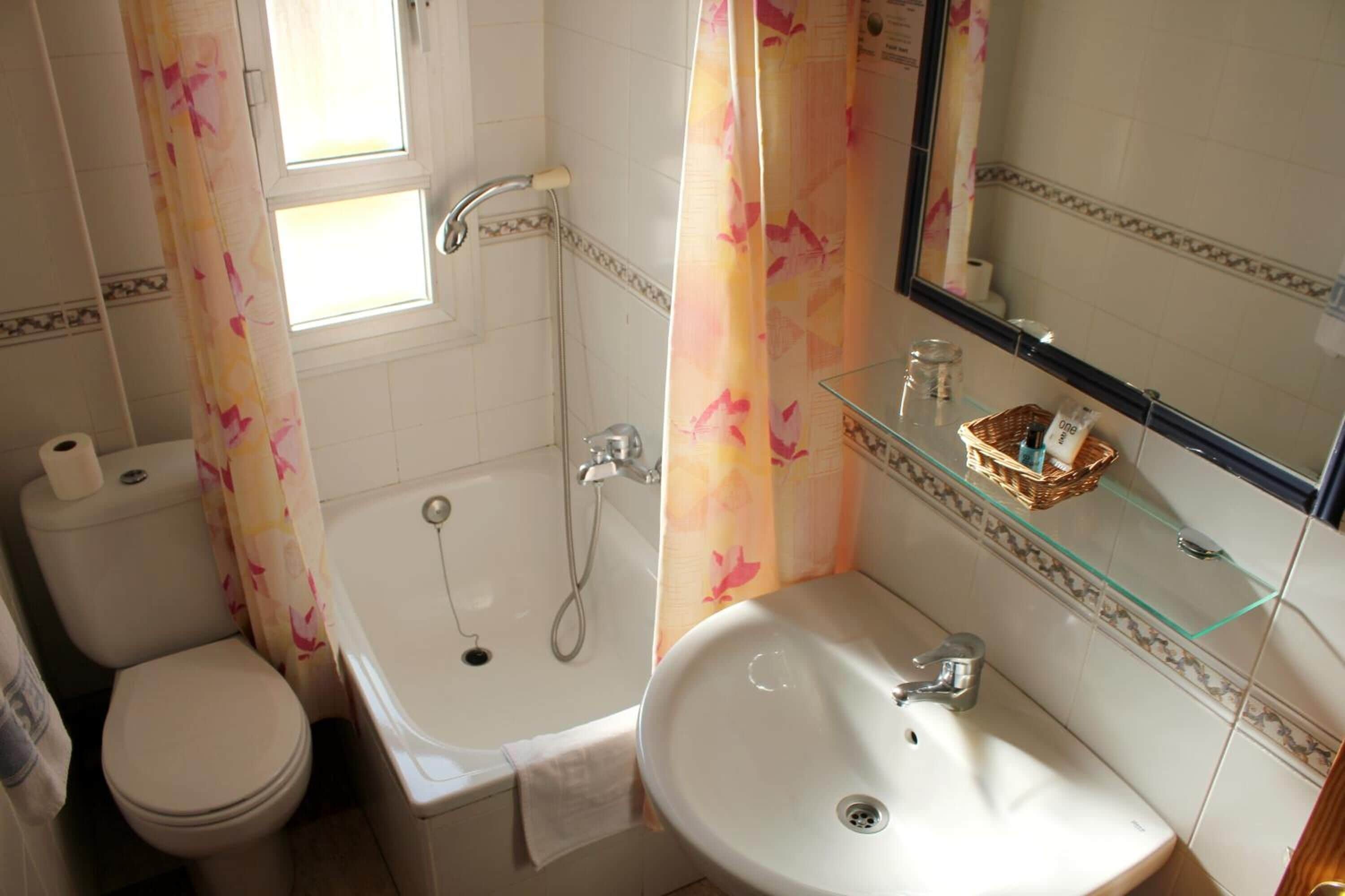 combined shower/bathtub, hair dryer, towels