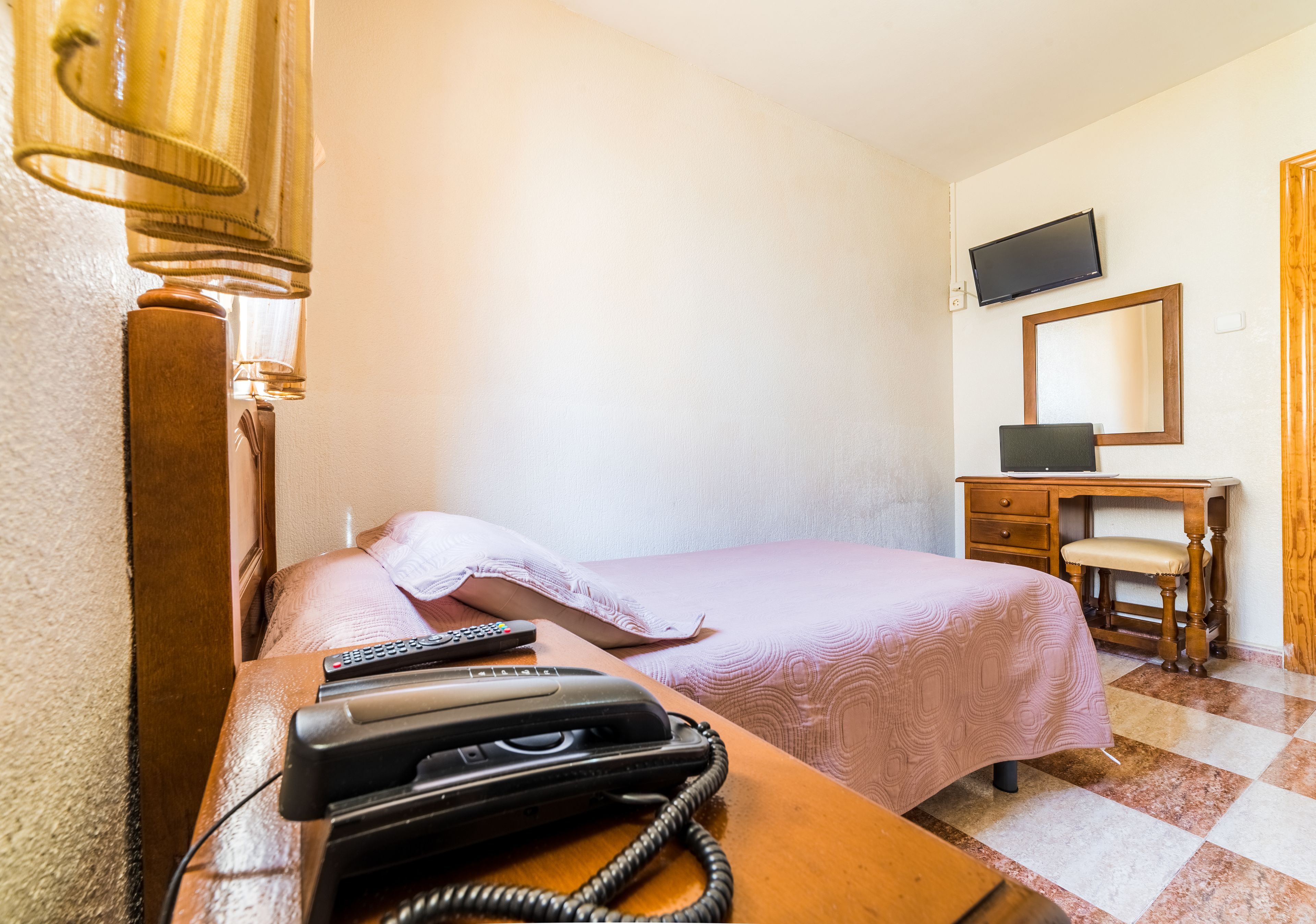 standard single room | in-room safe, desk, free cots/infant beds, free wifi