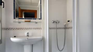 Combined shower/bathtub, hair dryer, towels