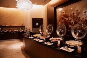 朝食 (ビュッフェ)、毎日提供 (1 名様 25 EUR)