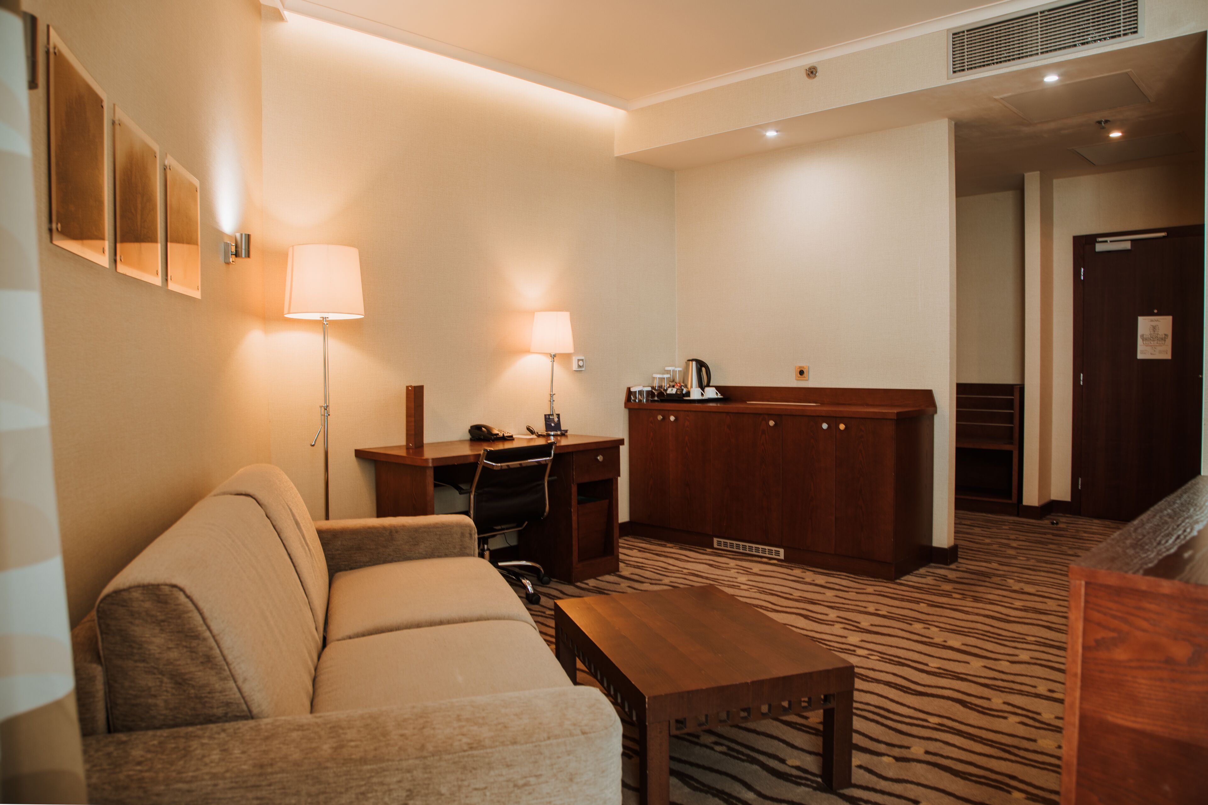 deluxe room, 2 single beds | hypo-allergenic bedding, select comfort beds, minibar, in-room safe