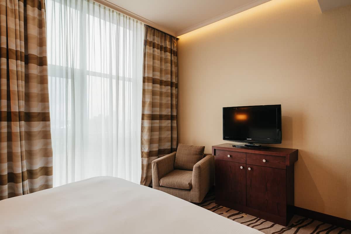 suite, 1 bedroom | hypo-allergenic bedding, select comfort beds, minibar, in-room safe