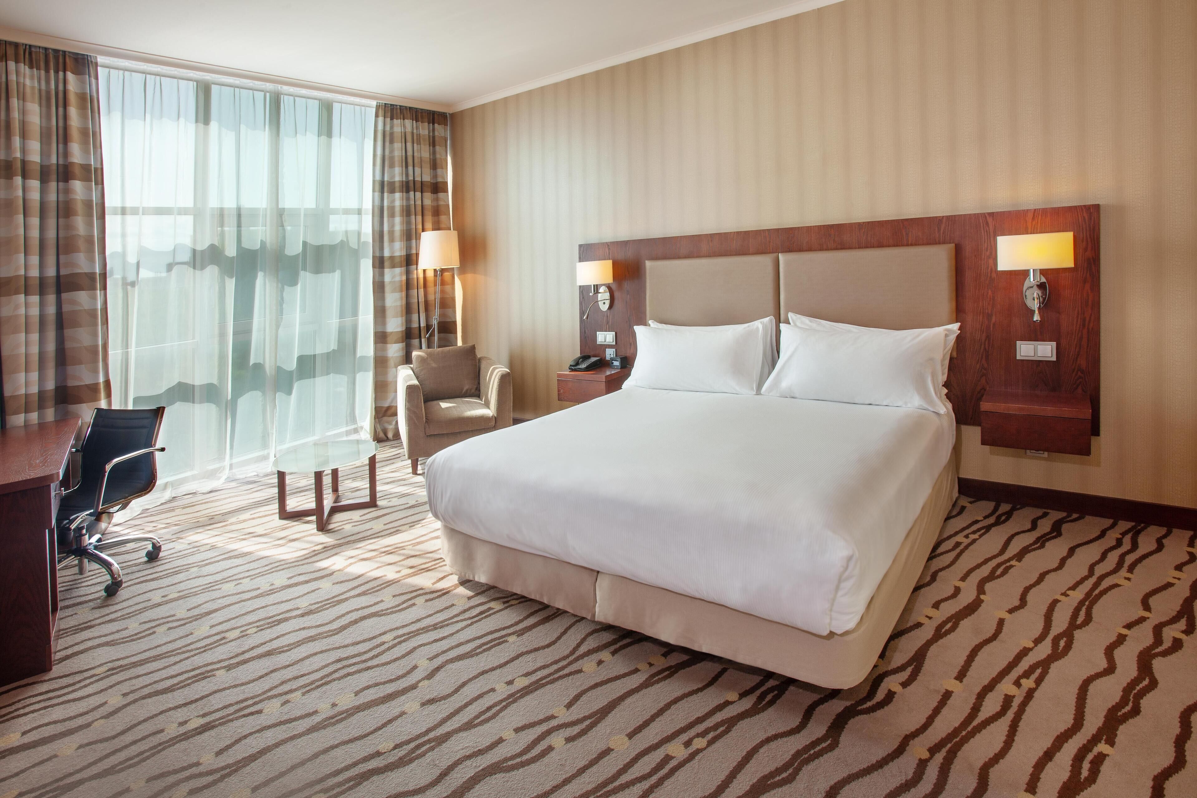 Rom, 1 kingsize-seng, tilgjengelighetstilpasset | Allergitestet sengetøy, senger med Select Comfort-madrass og minibar