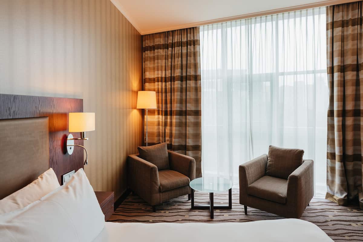 room, 1 king bed, accessible | hypo-allergenic bedding, select comfort beds, minibar, in-room safe