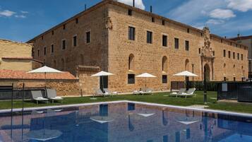 Een binnenzwembad, een seizoensgebonden buitenzwembad