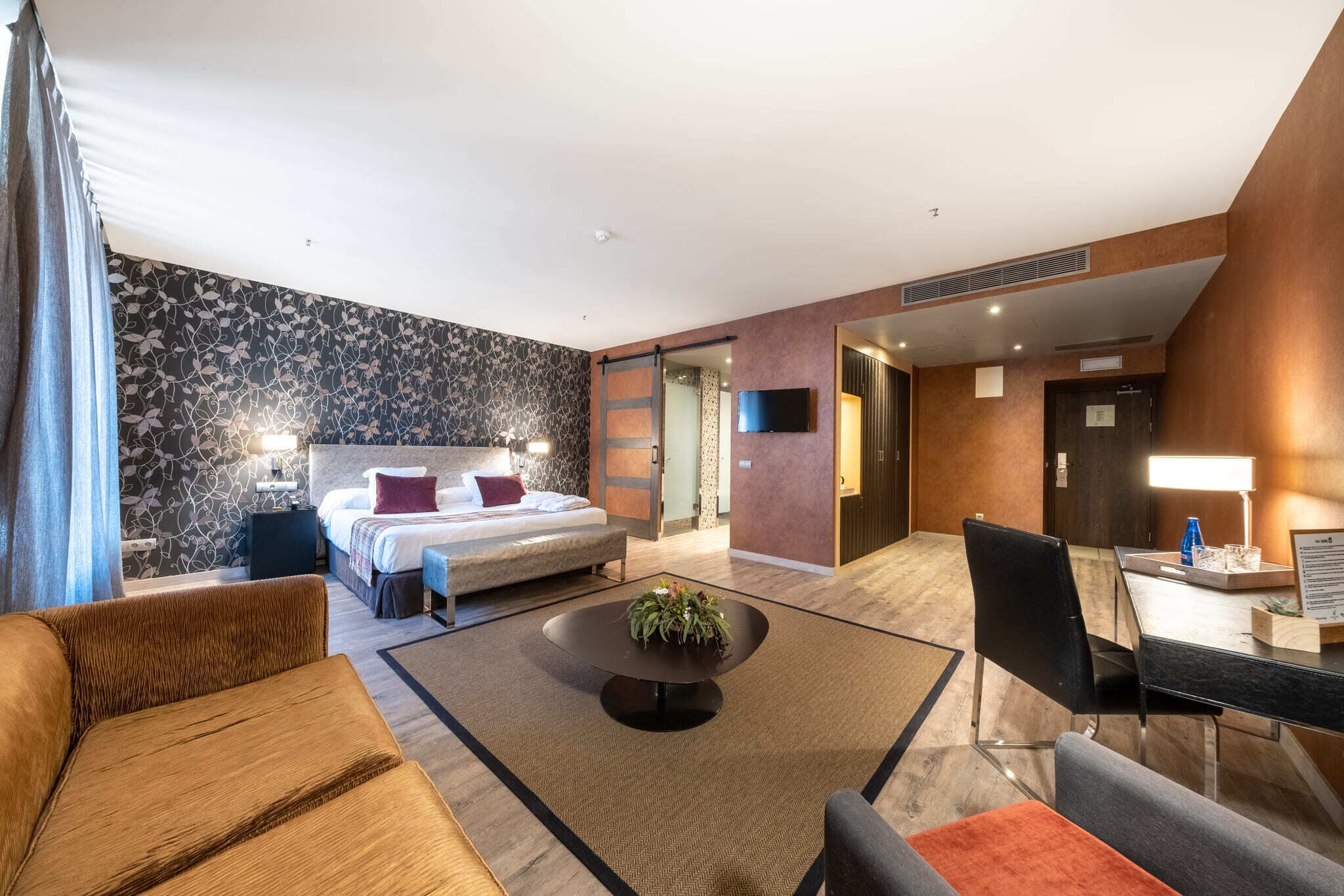 junior suite claustro | 1 bedroom, premium bedding, down duvets, minibar
