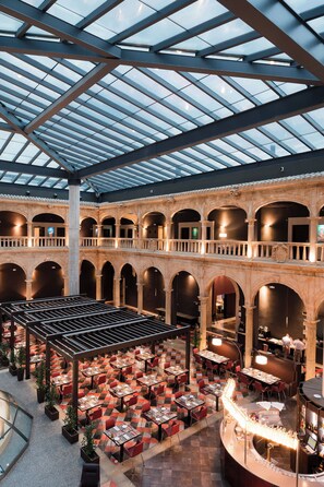 Lunsj og middag serveres, lokale retter