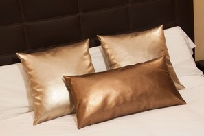 A bed with three pillows and a dark headboard. - Hotel Entremontes (Cangas de Onis)