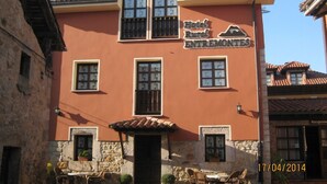 Un edificio de dos pisos con un letrero que dice 'Hotel Rural Entremontes'.