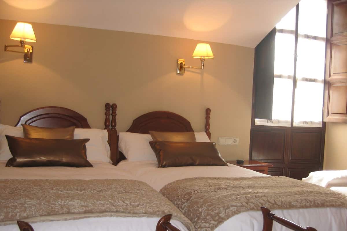 Habitación con 1 cama matrimonial o 2 individuales | Tabla de planchar con plancha, cunas, wifi gratis y ropa de cama
