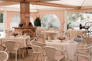 朝食、ランチ、ディナーに営業 (スペイン料理)