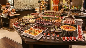 Un buffet proposant une variété de plats et de desserts.