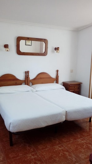 Minibar, escritorio, cortinas opacas y wifi gratis