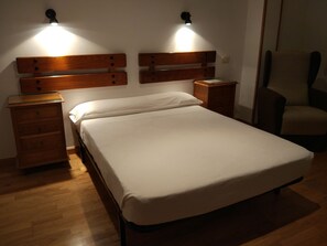 Minibar, desk, blackout curtains, free WiFi - Hotel Los Perales (Puebla de Sanabria)