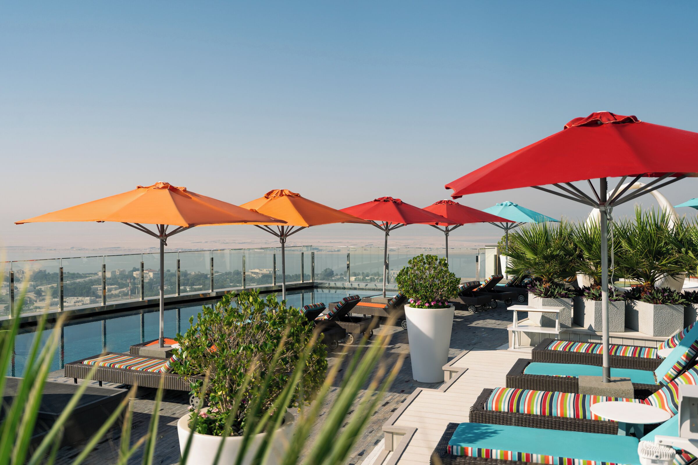 Udendørs pool, parasoller, liggestole