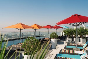 Εξωτερική πισίνα, ομπρέλες πισίνας, ξαπλώστρες