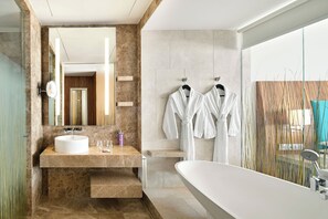 Bañera y ducha independientes y artículos de higiene personal gratuitos