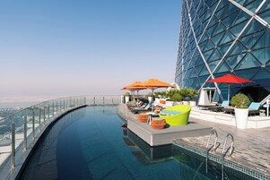 室外泳池；泳池傘、躺椅