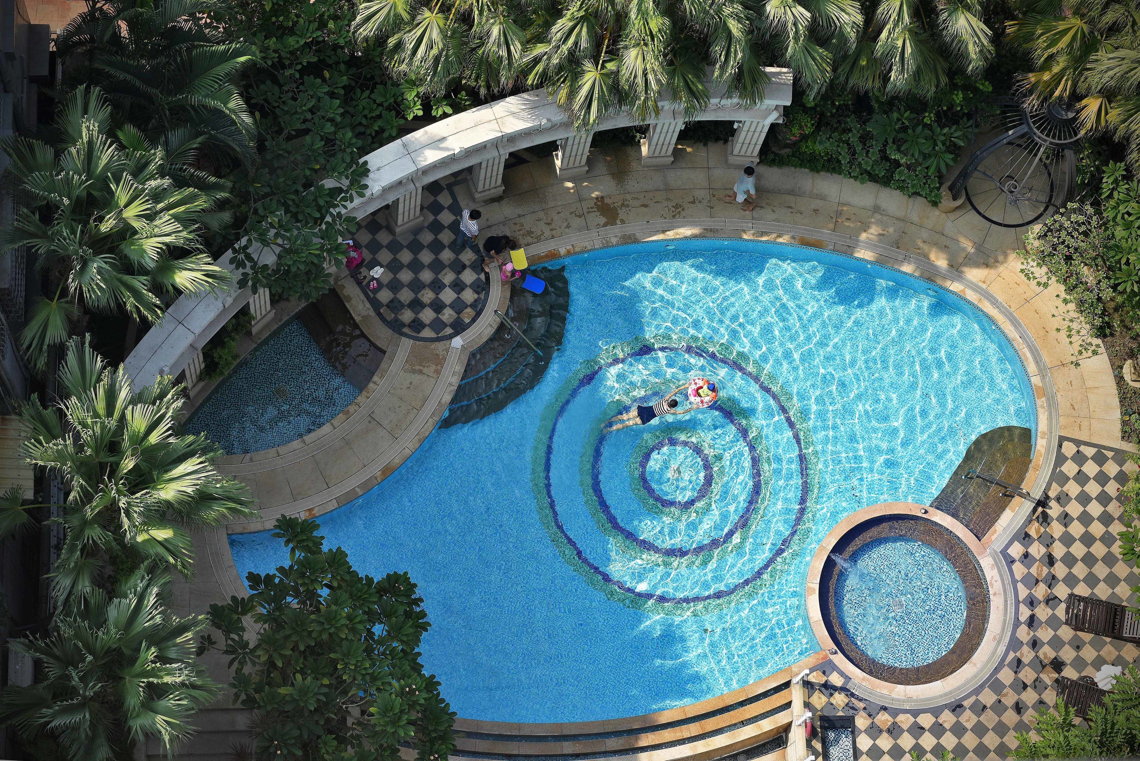 สระว่ายน้ำกลางแจ้งเปิดตามฤดูกาล