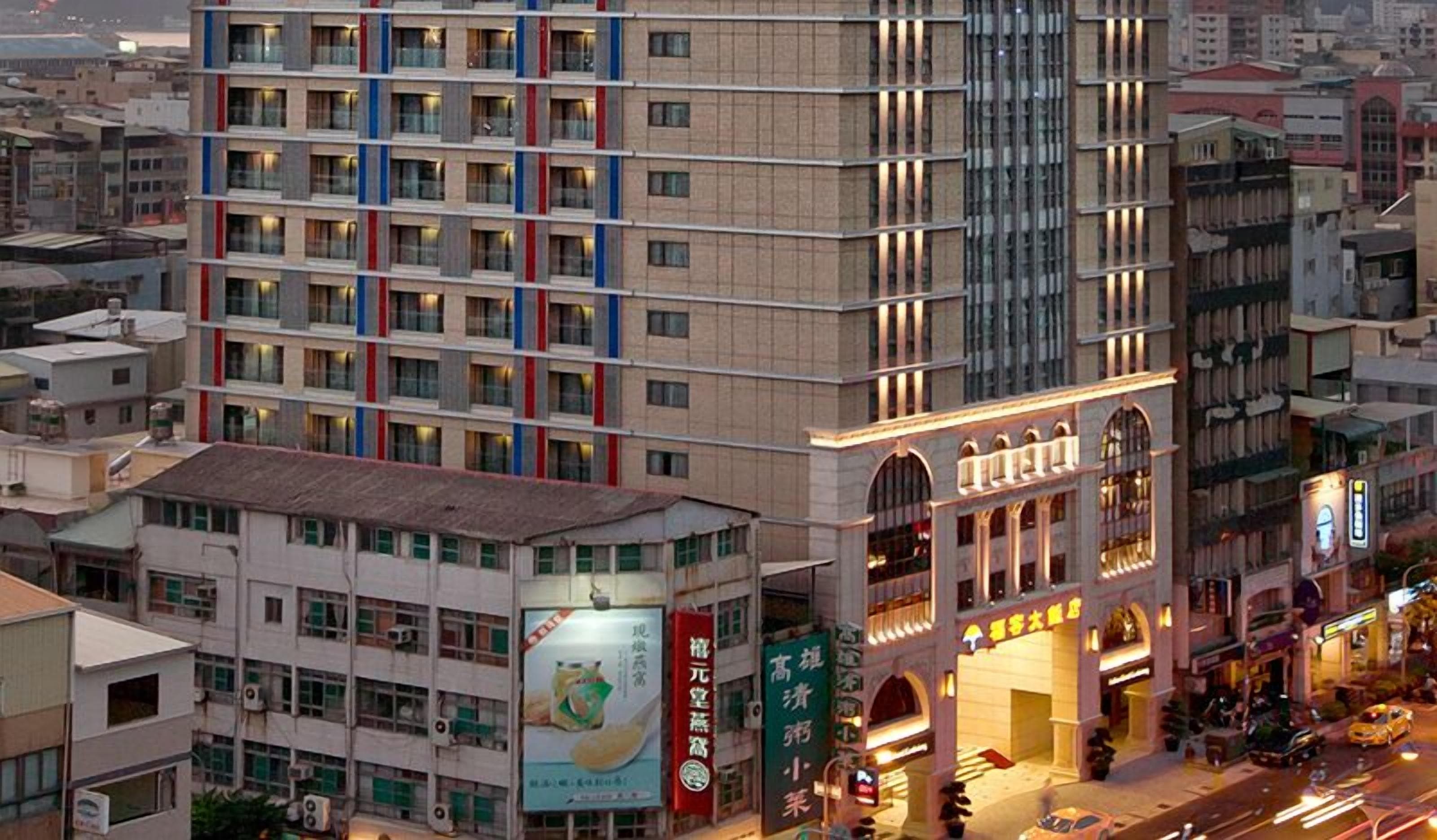 Ein mehrstöckiges Hotel mit moderner Fassade, das eine Mischung aus rechteckigen und quadratischen Fenstern aufweist.