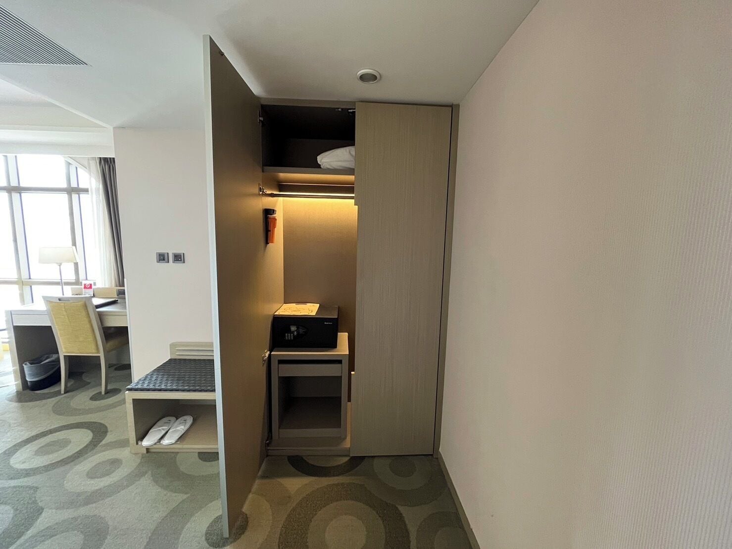 standard twin room, 2 single beds | living area | lcd tv