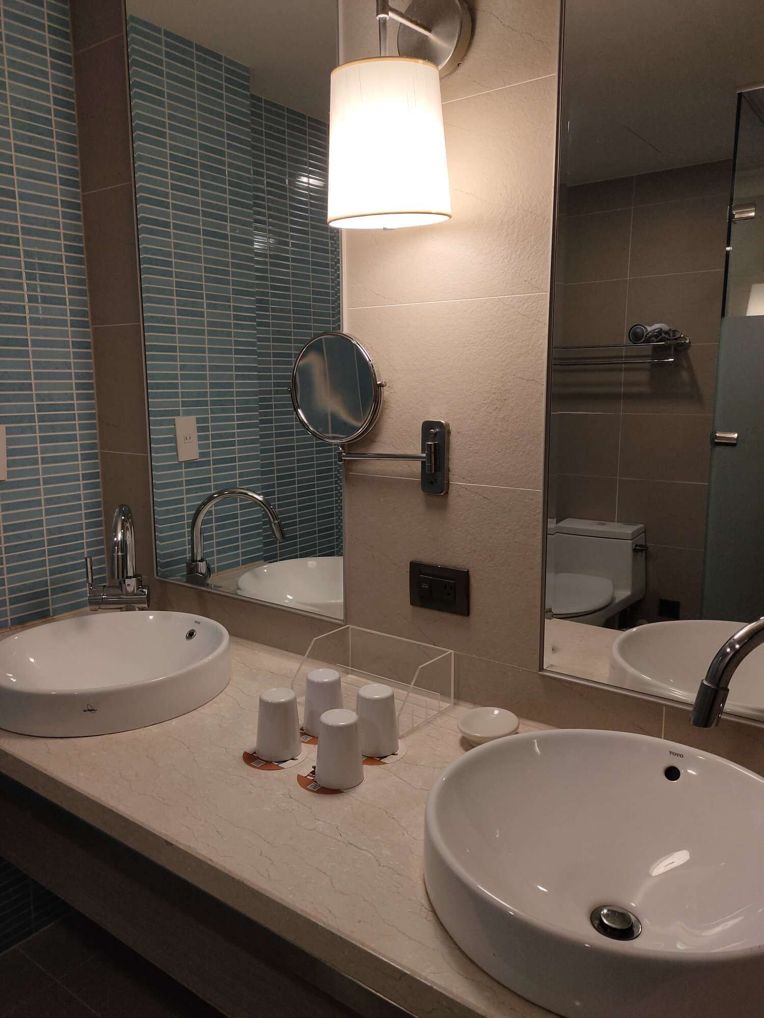 deluxe twin room | bathroom sink