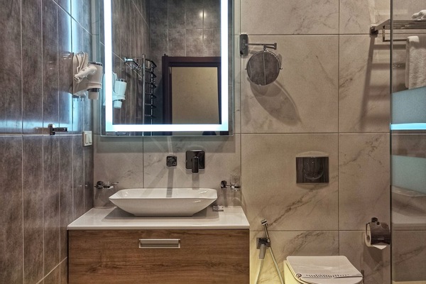 Superior Suite | Bathroom | Combined shower/tub, deep soaking tub, free toiletries, hair dryer